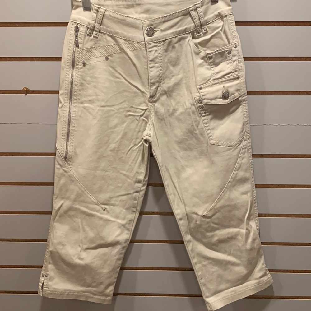 Never worn Lafei-Nier cropped pants w exquisite detail & trim. Size 5.